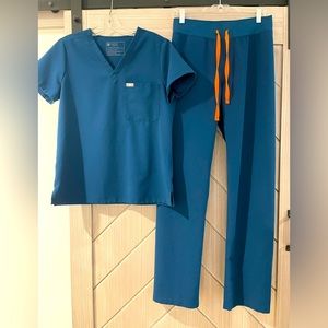 Figs brand Livingston Pants - Size small Tall + Catarina One-Pocket Top - Size S